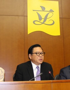 經民聯副主席林健鋒呼籲支持政改，若政改方案獲通過，相信政界、工商界及專業界，不少「叻人、猛人」會有興趣參加普選特首。