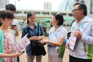 經民聯副主席盧偉國(右一)和立法會議員梁美芬(右二)向巿民講解如何登記做選民。