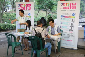 街坊主動前來簽名支持。