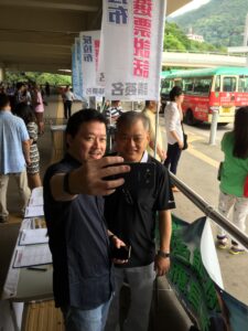 經民聯青年事務委員會主席張俊勇和沙田區區議員莫錦貴簽名支持政改後拍照留念。