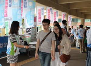 經民聯青年事務委員會成員周天恩落力向巿民派發傳單，呼籲支持政改。