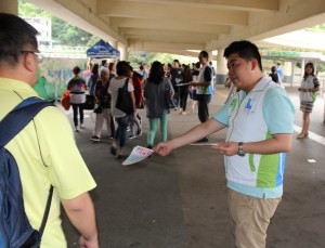 經民聯社區幹事周秉軒向巿民講解政改通過的重要性。