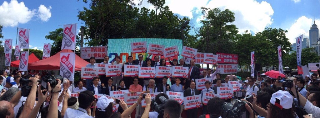 清早起，近千名市民陸續聚集，拉起「反暴力、撐政改」和「民主向前走、普選揀特首」的橫額，為支持政改的議員打氣。