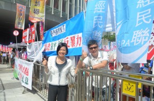 經民聯議員梁美芬和市民同心同力撐政改。