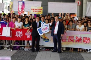 經民聯副主席林健鋒（左）和張華峰（右）感謝市民的支持。
