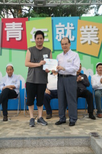 張建宗向合作機構頒發感謝狀。