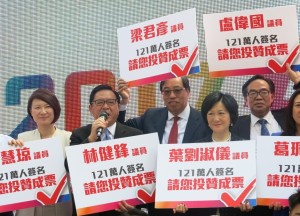 經民聯主席梁君彥(左四)、副主席林健鋒(左三)及盧偉國(右一)，聯同其他建制派議員齊齊呼籲泛民鼓起勇氣，回心轉意，共同為香港創造奇蹟，不要讓創造歷史的機遇白白溜走。