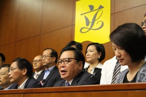 經民聯副主席林健鋒(前排中) 對表決過程出現失誤表示非常遺憾。