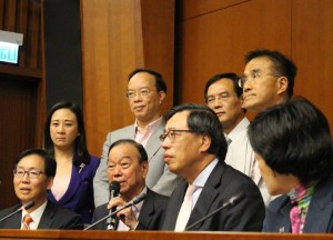 經民聯榮譽主席劉皇發(前排左二)表示對未能投下否決一票表示抱歉。經民聯主席梁君彥(前排右二)期望香港社會未來要香港社會各界應放下爭拗，讓香港發展重回正軌，推動經濟、民生發展。