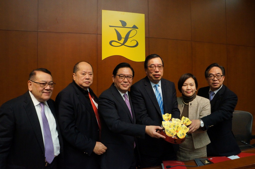 經民聯昨日特意帶來放上糖果的「全盒」,寓意新一份《財政預算案》從善如流,措施惠及中小企、中產等社會多個階層。
