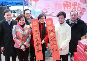 民政事務局副局長許曉暉即席揮毫,寫下「政通人和、民生安泰」揮春,祝福香港新一年社會和諧。