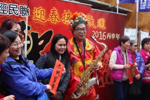 「財神」盧偉國成「集郵」對象，巿民希望沾一沾旺氣。
