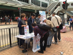 譚惠珍、李志強、黃耀聰區議員在葵青區收集市民簽名。