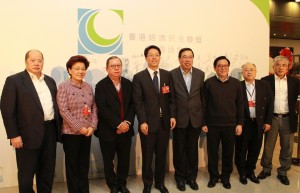 中聯辧主任張曉明(左四)、副主任殷曉靜(左二),與經民聯監事會主席林建岳(左三)、主席梁君彥(右四)、副席林健鋒(右三)及張華峰(左一),一起慶祝猴年到來。