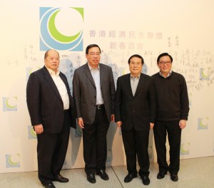 經民聯主席梁君彦(左二)、副主席林健鋒(右一)及張華峰(左一),一起歡迎全國政協港澳台僑委員會主任楊崇匯(右二),抽空出席,與大家共賀新春。