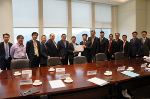 經民聯議員聯同「市民置業關注組」向金管局副總裁阮國恆遞交就放寬按揭政策研究的調查結果，並即席反映相關業界的訴求。