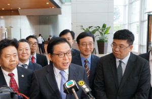 經民聯副主席林健鋒表示收緊按揭成數除影響「入巿人士」，亦導致部分擁有物業而又有需要的中小企和中產，難以出售物業套現。