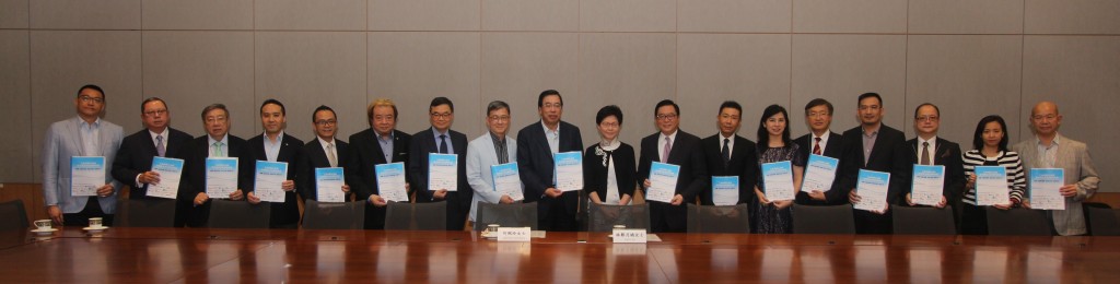 由經民聯和15個主要商會成立的「工商界關注退保及強積金事宜聯席會議」 向政務司司長林鄭月娥遞交全民退保諮詢意見書,反映工商業界堅決反對取 消強積金「對沖」機制的立場。