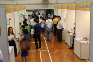 參與招聘會的求職者向參展機構查詢職位詳情。