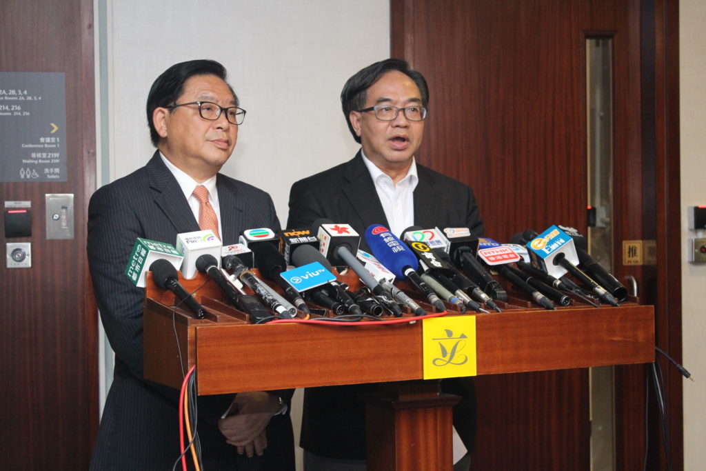 經民聯主席盧偉國和副主席林健鋒表示聯盟歡迎迪士尼擴建及發展計劃,相信「有亮點、有噱頭、具吸引力」的園區能夠帶動本港旅遊業發展。