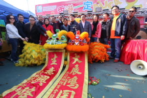 主禮嘉賓與祥獅為香港獻上祝福，祝願百行百業生意興隆，大展鴻圖，帶旺香港經濟。
