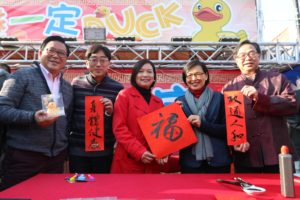 許曉暉副局長即席揮毫，與高永文局長及經民聯立法會議員祝願香港來年「政通人和」，香港人「身體健康」！